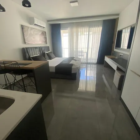 Courtyard Long Apartament *